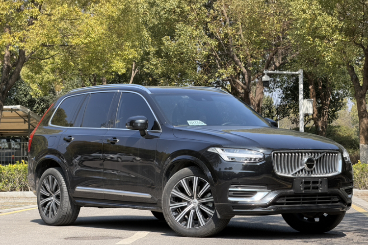 2022 Volvo XC90 B5 Momentum 5-Seater