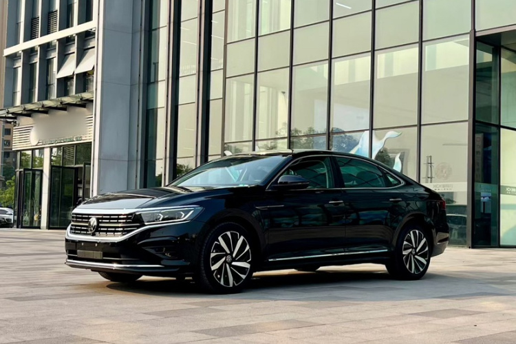 VW Passat 2024 380TSI Star Dragon Glow