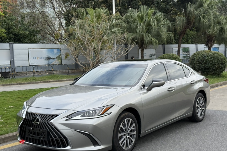 2023 Lexus ES 200 Deluxe