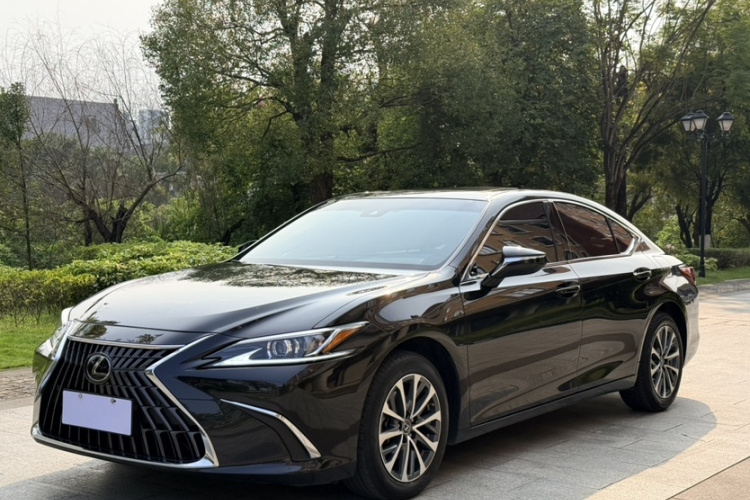2023 Lexus ES 200 Deluxe
