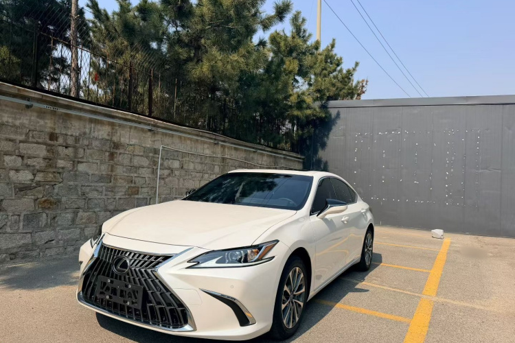 2023 Lexus ES 200 Exclusive